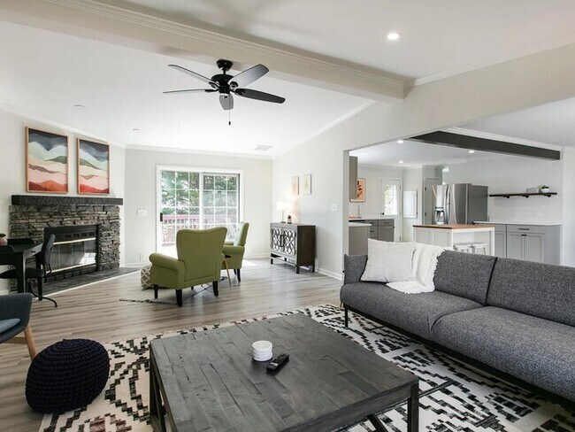 Foto del edificio - Spacious Three Bedroom Home w/ Fenced Yard