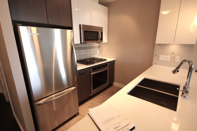 Photo du bâtiment - 6200 River Rd