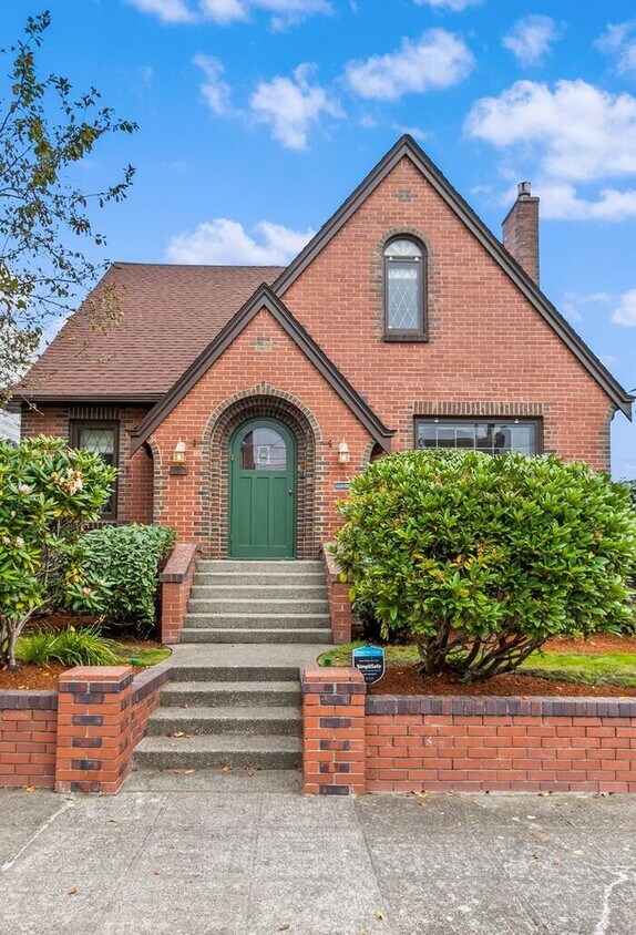 Primary Photo - Stunning Air Conditioned 1931 Tudor in Cov...