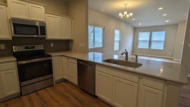Foto del edificio - NEWER END UNIT TWO STORY TOWNHOME WITH A/C...