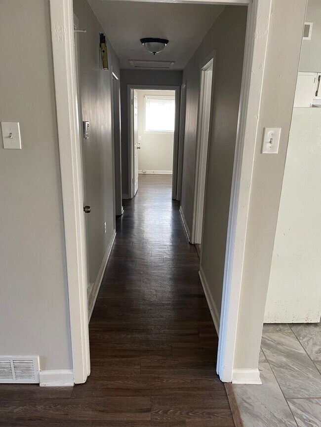 Foto del edificio - 3BR 1BA Home w/ Fenced Backyard & Patio • Stove-Ready Kitchen • Carport in Memphis