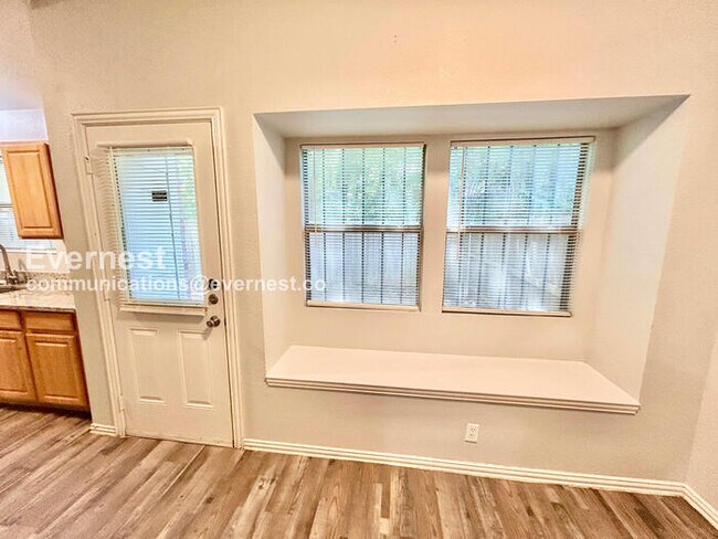 Foto del edificio - 146 Creek Cove Dr