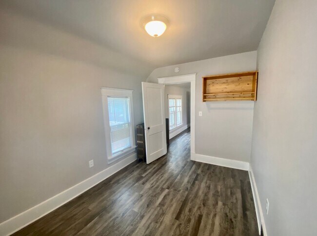 Foto del edificio - 2 Bed, 1 Bath Upstairs Unit in Heritage Hill – Private Entry & Prime Location