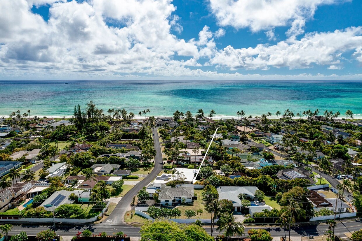 Primary Photo - Mid-century modern Kalaheo Ave. Beach side...