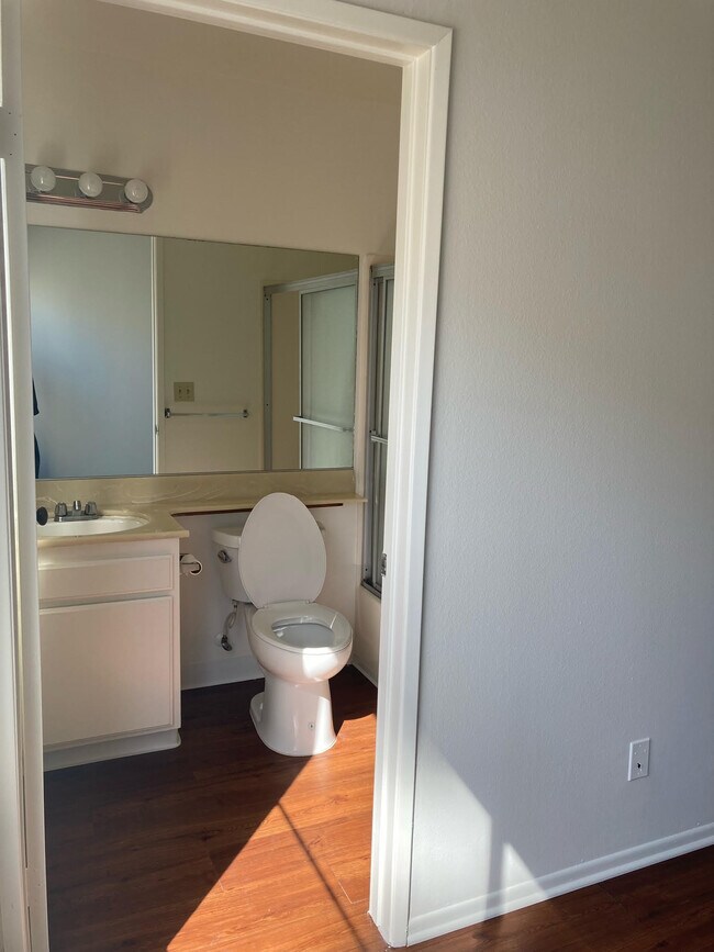 Foto del edificio - 12701 Moorpark St