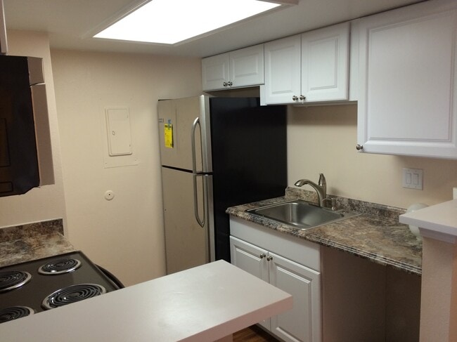 Building Photo - 8555 Fairmount Dr