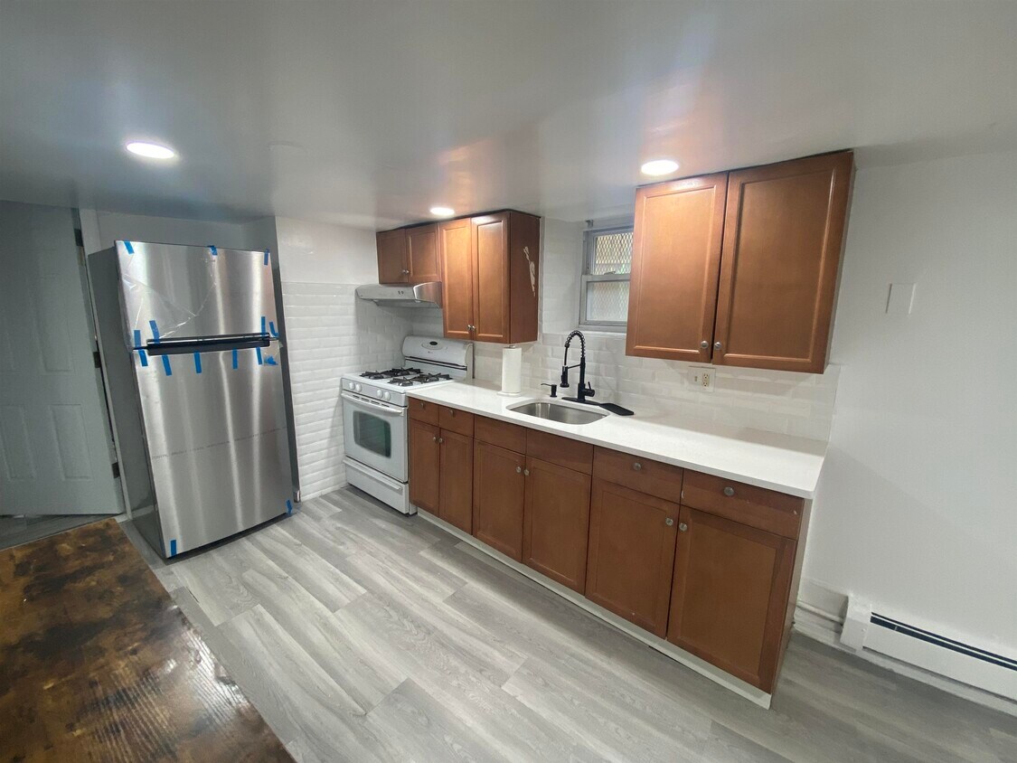 Foto principal - 1108 Paterson Plank Rd