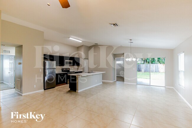 Building Photo - 931 SE Thornhill Dr