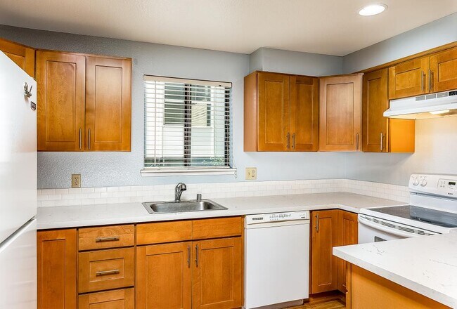 Building Photo - Avalon Condominiums - 2 bedrooms