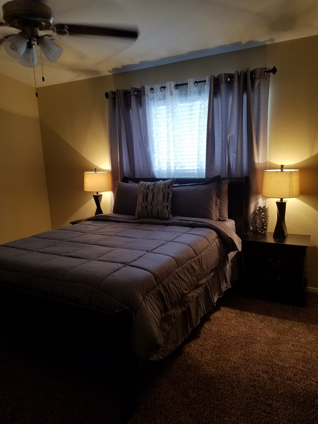 Foto del edificio - Clayton Manor Town Homes & Corp Apartments