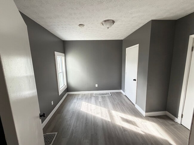 Foto del edificio - 316 W 10th St