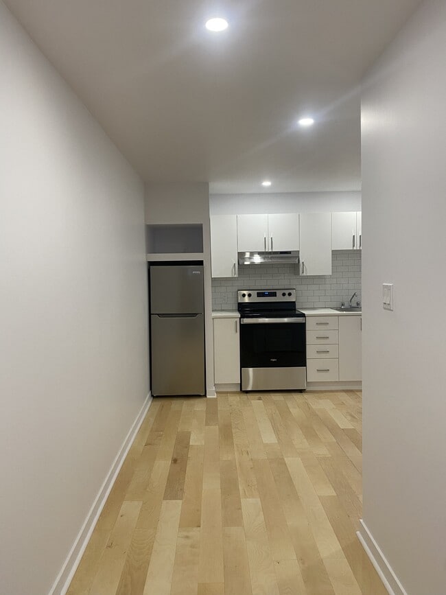 Building Photo - 5491 Av. Victoria