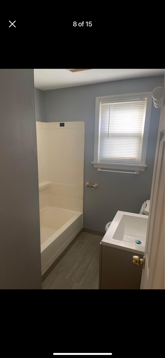 Baño - 168 E Main St