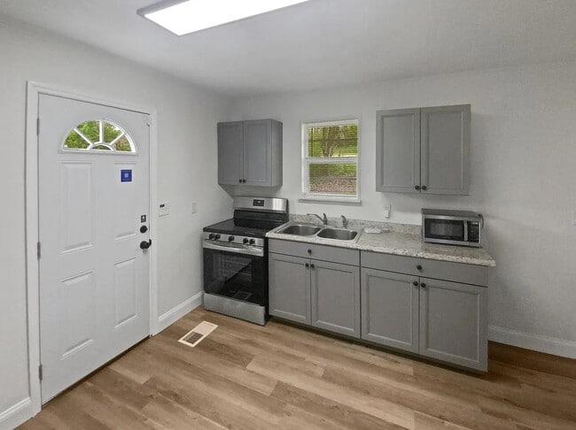 Building Photo - Small Cottage Home