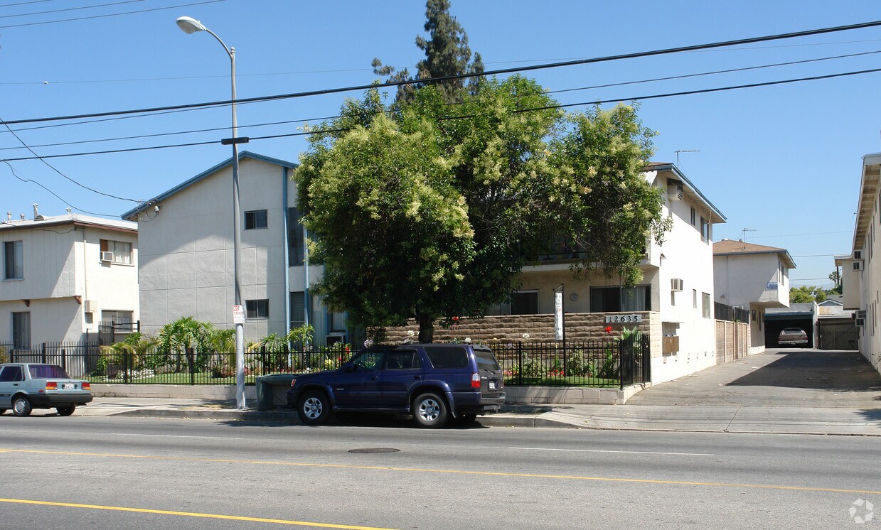 Primary Photo - 12635 Vanowen St