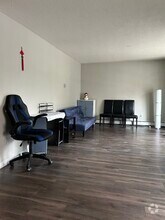 Building Photo - 110 25 Av SW