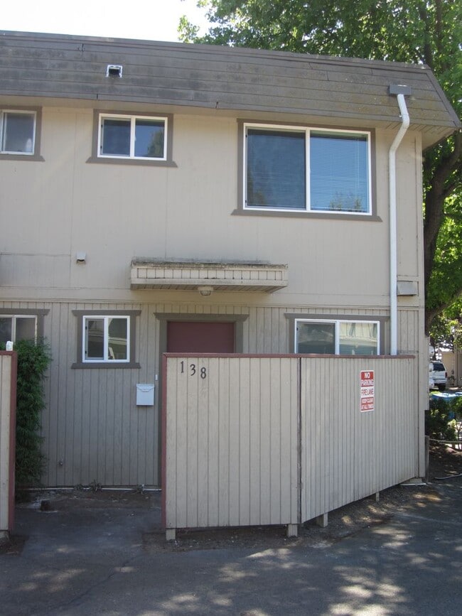 Building Photo - 138 Rainbow Ct