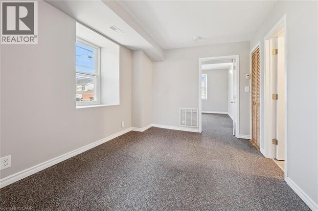 Building Photo - 906 King St E