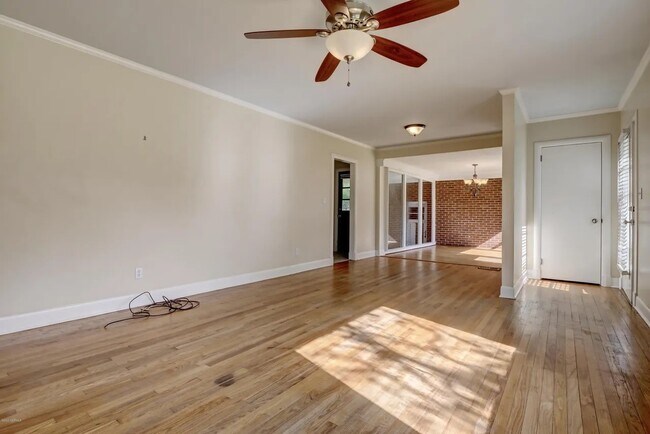 Foto del edificio - 211 Oak Leaf Dr