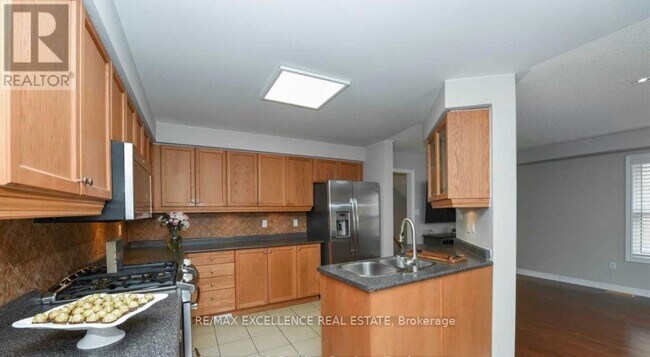 Building Photo - 17 Fallstar Crescent