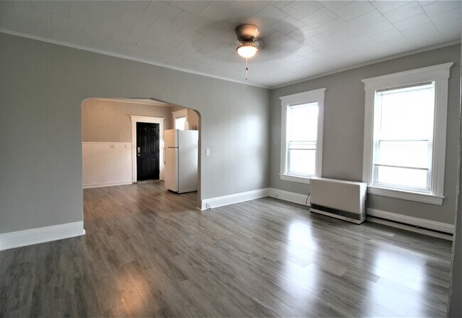 Building Photo - 467 Hevey St