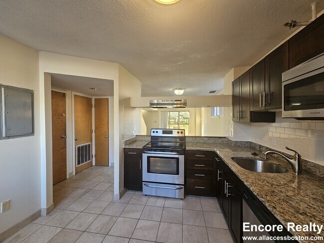 Foto del edificio - 150 North Beacon St