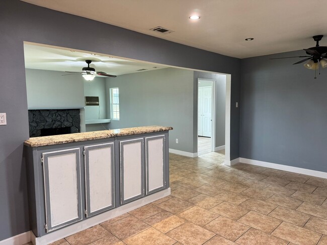 Building Photo - Cozy 3-Bedroom Home with Spacious Backyard...