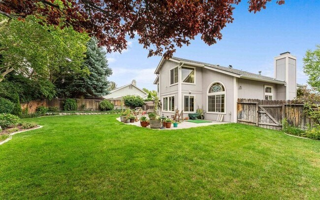 Foto del edificio - 5 Bedroom Sparks Stunner - Tons of Storage...