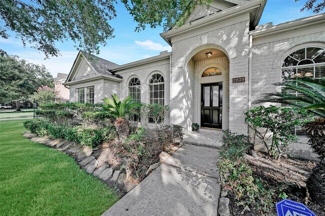 Building Photo - 2039 Canyon Crest Dr