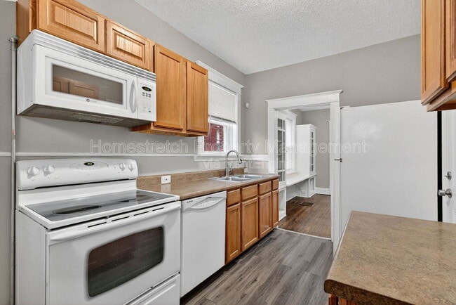 Foto del edificio - 6716 Crest Ave