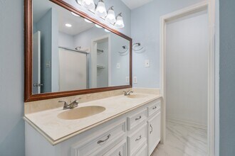 Building Photo - 9134 Lakeside Dr