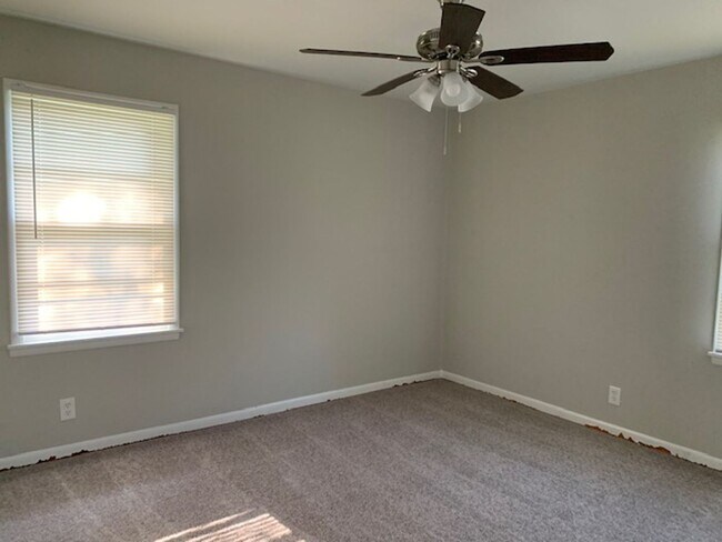 Foto del edificio - THREE BEDROOM/TWO BATH SPACIOUS RANCH - CO...