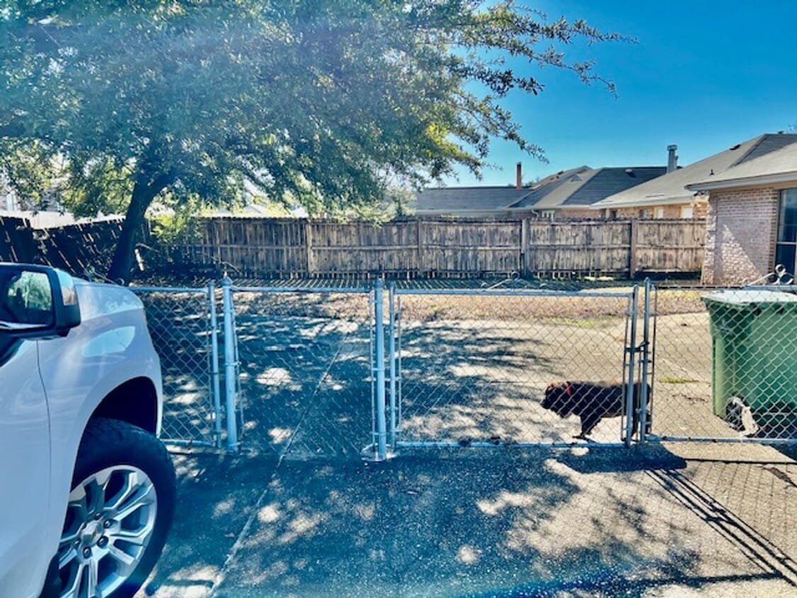 Foto del edificio - 3/2 - Corner Lot - Brick, Fenced