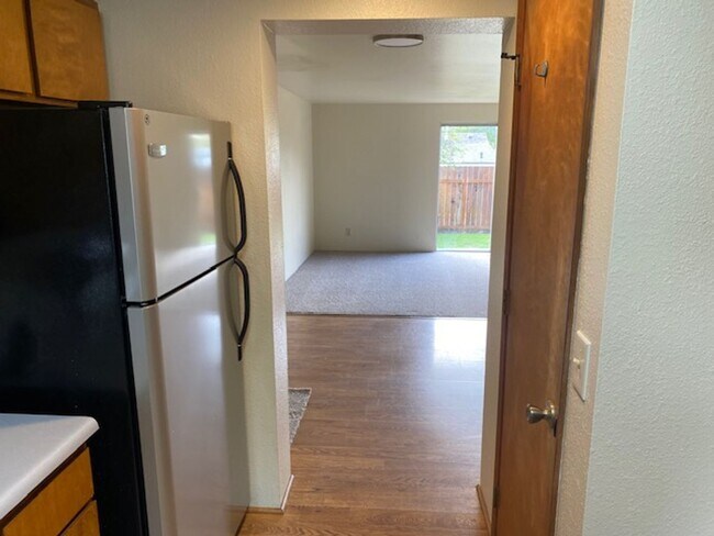 Foto del edificio - East Medford - 3 bed 1.5 bathroom 2 story duplex