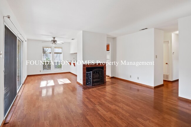 Foto del edificio - Light Filled 3BR/2BA End Unit in Marinwood!  Community Pool!  Covered Parking!  FOUNDATION