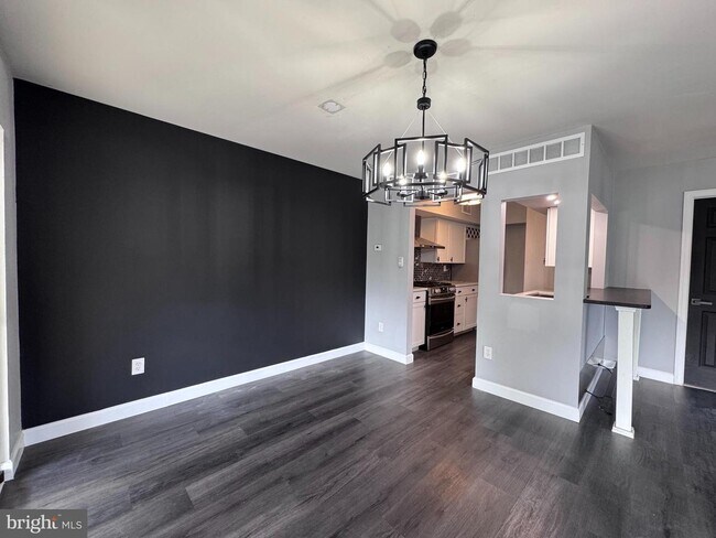 Building Photo - 1403 Roberts Way