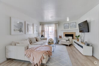 2BR, 2BA - 1,107SF - Living Room - Glen at Mesa
