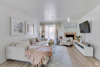 2BR, 2BA - 1,107SF - Living Room - Glen at Mesa