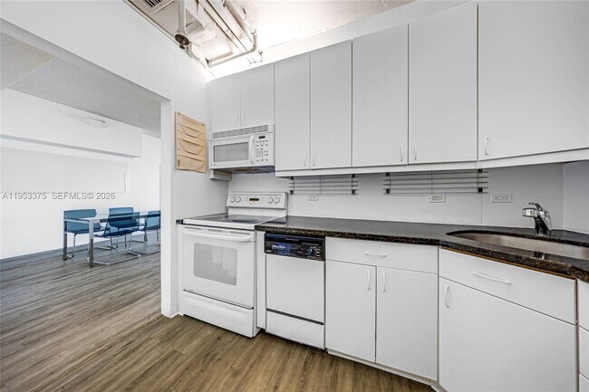 Building Photo - 20515 E Country Club Dr