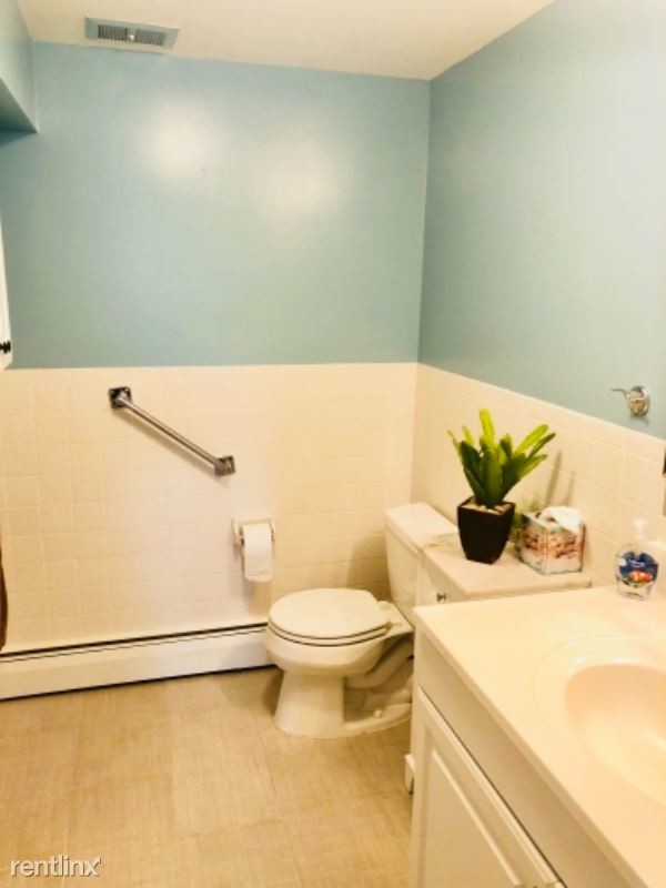 Building Photo - 1 br, 1 bath Apartment - 84 Eastview Drive