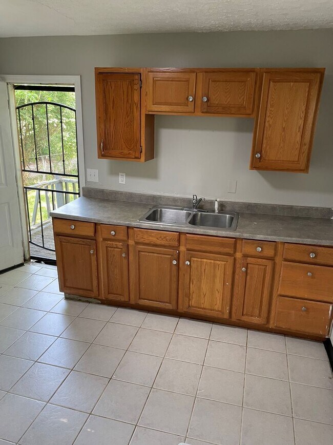 Foto del edificio - 592 E 3rd Ave