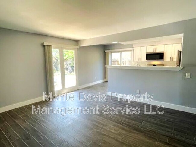 Building Photo - 2504 Manor Circle
