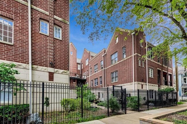 Building Photo - 3955 N Hermitage Ave