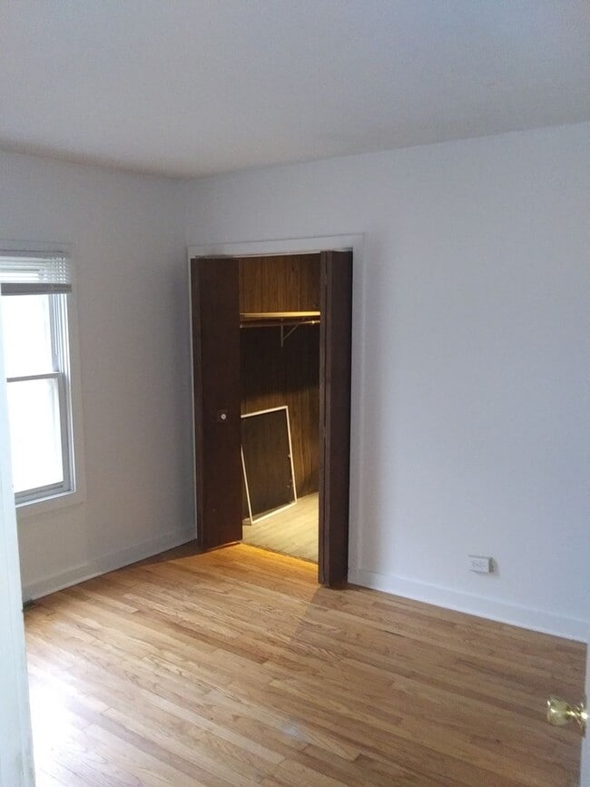 Building Photo - Spacious 2 Bedroom Home w/ 2.5 car garage - Westmont