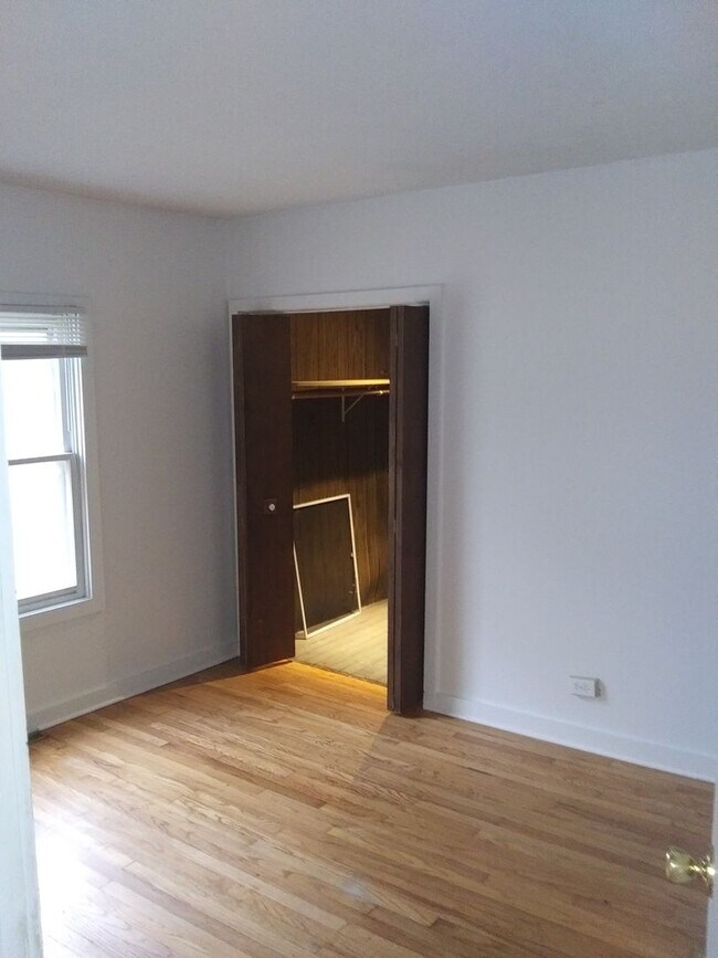 Foto del edificio - Spacious 2 Bedroom Home w/ 2.5 car garage - Westmont