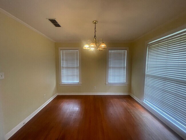 Foto del edificio - Spacious Inside & Out!