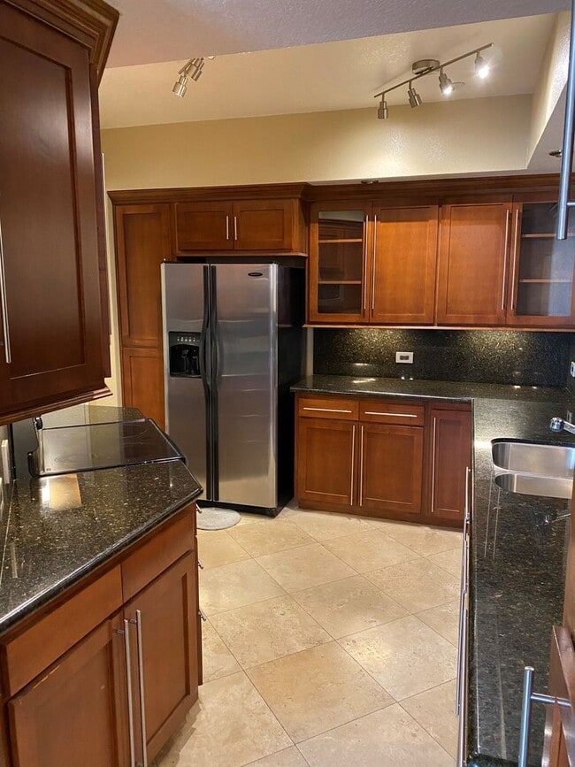 Building Photo - Dual Master 2 Bed 2.5 Bath - Walk-up townh...