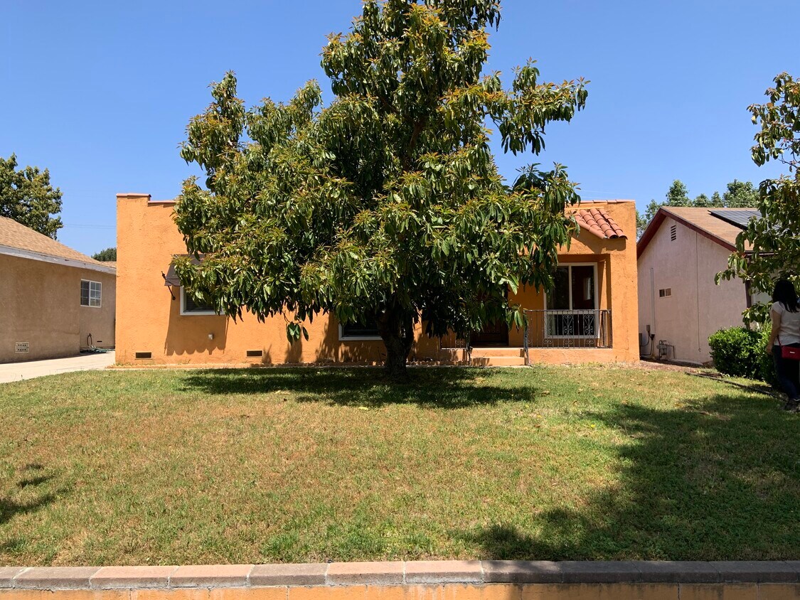 Primary Photo - 739 E G St