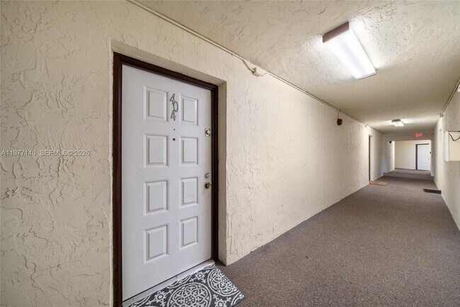 Foto del edificio - 8005 Lake Dr