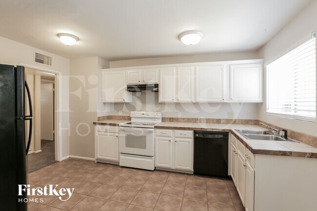 Foto del edificio - 1357 W Sells Dr